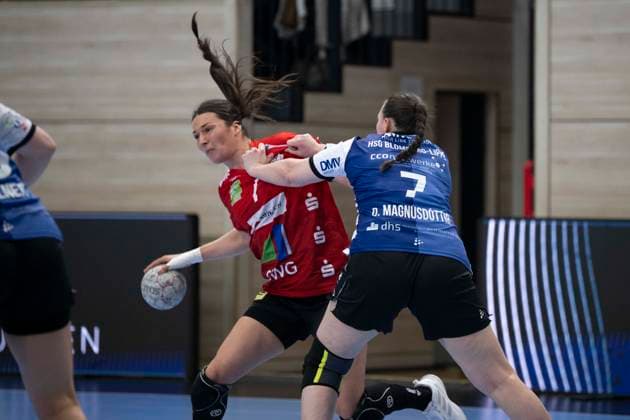 Handball Bundesliga Frauen,HBF, Saison 2025 2026 SV Union Halle-Neustadt vs.HSG Blomberg-Lippe Halle, Deutschland 28.Maerz 2026: Im Bild:v. li. im Zweikampf Lynn Molenaar (Halle) und Diana Magnusdottir (Blomberg) Halle Saale SWH Arena Sachsen-Anhalt Deutschland