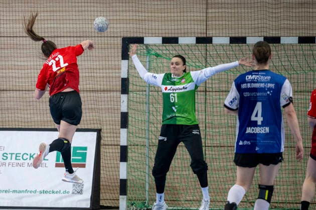 Handball Bundesliga Frauen,HBF, Saison 2025 2026 SV Union Halle-Neustadt vs.HSG Blomberg-Lippe Halle, Deutschland 28.Maerz 2026: Im Bild:v.li.Tabea Wipper (Halle) und Torhueterin Nicole Roth (Blomberg) Halle Saale SWH Arena Sachsen-Anhalt Deutschland