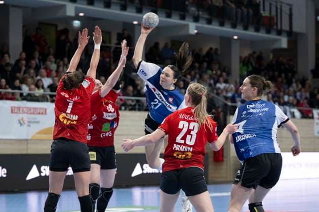 Handball Bundesliga Frauen,HBF, Saison 2025 2026 SV Union Halle-Neustadt vs.HSG Blomberg-Lippe Halle, Deutschland 28.Maerz 2026: Im Bild:v.li.Lynn Molenaar (Halle), Lucy Strauchmann (Halle), Marie Polakova (Halle) und Andrea Jacobsen (Blomberg) Halle Saale SWH Arena Sachsen-Anhalt Deutschland