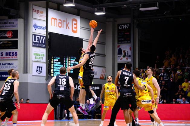 ProA - Phoenix Hagen vs. Giessen 46ers, Hagen, 28.03.2026, Ischelandhalle Hagen Tippoff zwischen Tim Uhlemann ( 21, Phoenix Hagen, PF) und Viktor Kovacevic ( 25, GIESSEN 46ers, PF) ; ProA - Phoenix Hagen vs. Giessen 46ers, Hagen, 28.03.2026, Ischelandhalle Hagen Copyright: xBEAUTIFULxSPORTS Piepenstockx