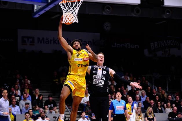 ProA - Phoenix Hagen vs. Giessen 46ers, Hagen, 28.03.2026, Ischelandhalle Hagen Marvin Omonigho Omuvwie ( 11, Phoenix Hagen, PF) beim Korbleger gegen Robin Benzing ( 12, GIESSEN 46ers, SF) ; ProA - Phoenix Hagen vs. Giessen 46ers, Hagen, 28.03.2026, Ischelandhalle Hagen Copyright: xBEAUTIFULxSPORTS Piepenstockx