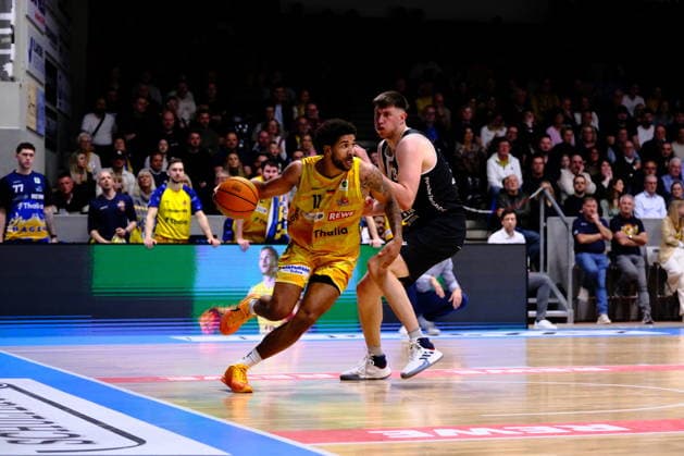 ProA - Phoenix Hagen vs. Giessen 46ers, Hagen, 28.03.2026, Ischelandhalle Hagen Marvin Omonigho Omuvwie ( 11, Phoenix Hagen, PF) zieht unter dem Korb durch ; ProA - Phoenix Hagen vs. Giessen 46ers, Hagen, 28.03.2026, Ischelandhalle Hagen Copyright: xBEAUTIFULxSPORTS Piepenstockx