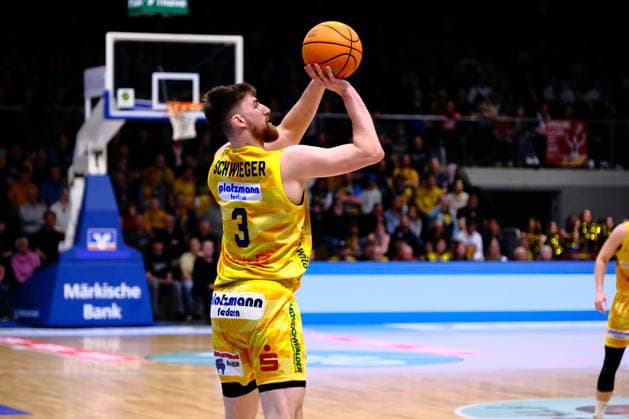 ProA - Phoenix Hagen vs. Giessen 46ers, Hagen, 28.03.2026, Ischelandhalle Hagen Ryan Schwieger ( 3, Phoenix Hagen, SG) beim Dreipunktwurf ; ProA - Phoenix Hagen vs. Giessen 46ers, Hagen, 28.03.2026, Ischelandhalle Hagen Copyright: xBEAUTIFULxSPORTS Piepenstockx