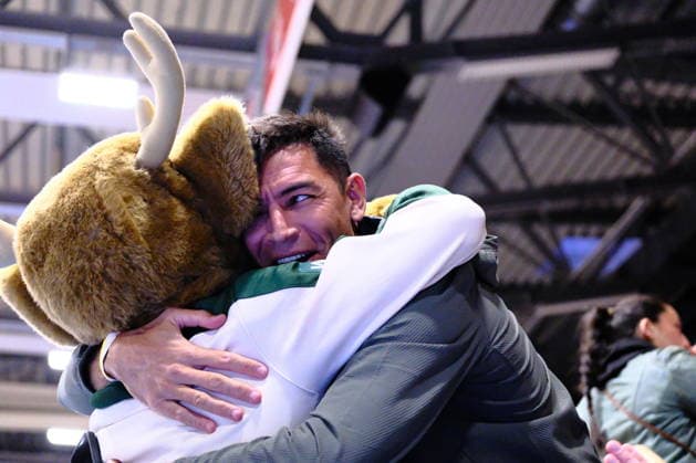 ProA - Phoenix Hagen vs. Giessen 46ers, Hagen, 28.03.2026, Ischelandhalle Hagen Carlos Delfino (ehm. milwaukee bucks) zusammen mit deren Maskottchen; ProA - Phoenix Hagen vs. Giessen 46ers, Hagen, 28.03.2026, Ischelandhalle Hagen Copyright: xBEAUTIFULxSPORTS Piepenstockx
