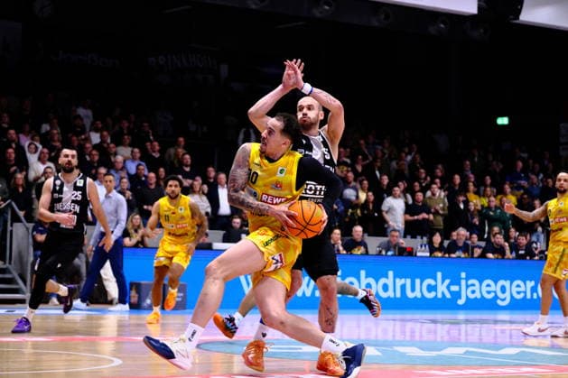 ProA - Phoenix Hagen vs. Giessen 46ers, Hagen, 28.03.2026, Ischelandhalle Hagen Marcus Henri Graves ( 0, Phoenix Hagen, PG) zieht gegen Devon Goodman ( 5, GIESSEN 46ers, PG) zum Korb ; ProA - Phoenix Hagen vs. Giessen 46ers, Hagen, 28.03.2026, Ischelandhalle Hagen Copyright: xBEAUTIFULxSPORTS Piepenstockx