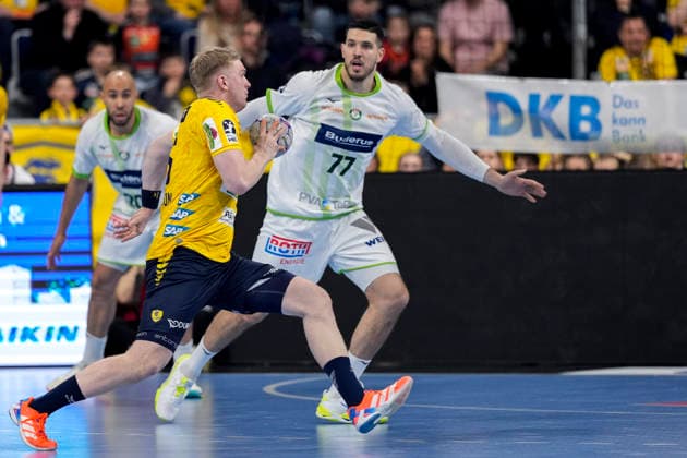 v.li.: Haukur Thrastarson (RNL, 25), Stefan Cavor (HSG, 77), Zweikampf, Spielszene, Duell, duel, tackle, tackling, Dynamik, Action, Aktion, 28.03.2026, Mannheim (Deutschland), Handball, Bundesliga, Rhein-Neckar Löwen - HSG Wetzlar