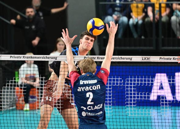 GER; 1.VBL, Play Off Viertelfinale, SVG Lueneburg vs WWK Volleys Herrsching 28.03.2026, GER; 1. VBL, PLay Off Viertelfinale, SVG Lueneburg vs WWK Volleys Herrsching, im Bild Niklas Uhl (Herrsching 13) versucht sich gegen Daniel Gruvaeus Daniel Gruvaeus (SVG 2) durchzusetzen