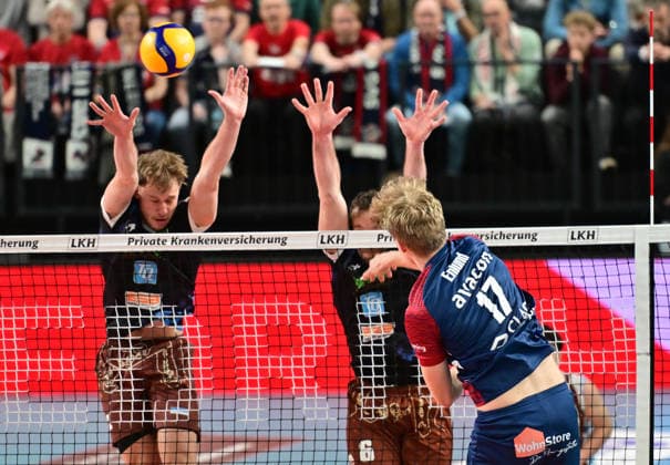 GER; 1.VBL, Play Off Viertelfinale, SVG Lueneburg vs WWK Volleys Herrsching 28.03.2026, GER; 1. VBL, PLay Off Viertelfinale, SVG Lueneburg vs WWK Volleys Herrsching, im Bild Bastian Korreck (Herrsching 02) und Denis Kaliberda (Herrsching 06) versuchen sich gegen Axel Valentin Enlund (SVG 17) durchzusetzen