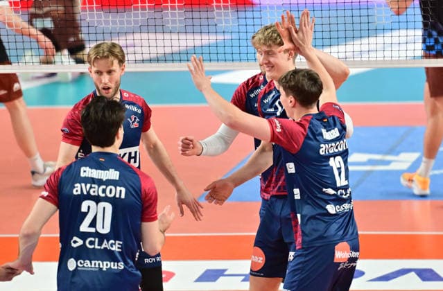 GER; 1.VBL, Play Off Viertelfinale, SVG Lueneburg vs WWK Volleys Herrsching 28.03.2026, GER; 1. VBL, PLay Off Viertelfinale, SVG Lueneburg vs WWK Volleys Herrsching, im Bild die Lueneburger Mannschaft jubelt