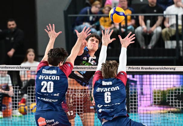 GER; 1.VBL, Play Off Viertelfinale, SVG Lueneburg vs WWK Volleys Herrsching 28.03.2026, GER; 1. VBL, PLay Off Viertelfinale, SVG Lueneburg vs WWK Volleys Herrsching, im Bild Niklas Uhl (Herrsching 13) versucht sich gegen Ethan Champlin (SVG 20) und Jackson Clifford Howe (SVG 6) durchzusetzen