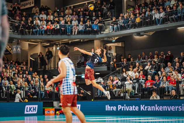 Volleyball Herren Saison 2025 2026 Volleyball Bundesliga Playoff Viertelfinale SVG Lüneburg vs.WWK Volleys Herrsching 28.03.2026 Niklas Uhl ( 13 WWK Volleys Herrsching) beim Aufschlag