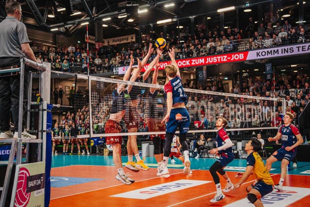 Volleyball Herren Saison 2025 2026 Volleyball Bundesliga Playoff Viertelfinale SVG Lüneburg vs.WWK Volleys Herrsching 28.03.2026 Daniel Gruvaeus ( 2 SVG Lüneburg) gegen den Dreierblock von Herrsching