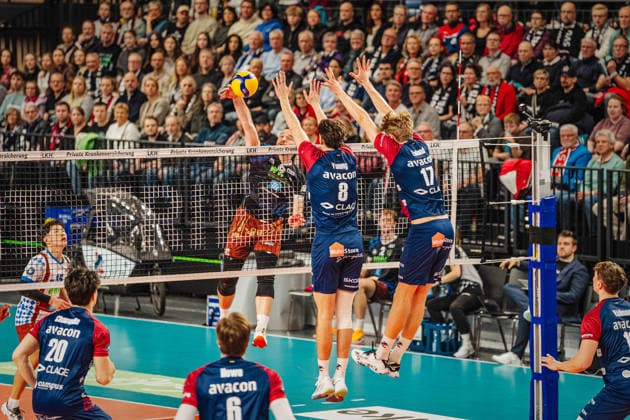 Volleyball Herren Saison 2025 2026 Volleyball Bundesliga Playoff Viertelfinale SVG Lüneburg vs.WWK Volleys Herrsching 28.03.2026 Denis Kaliberda ( 6 WWK Volleys Herrsching) gegen den Block von Cole Young ( 8 SVG Lüneburg) und Axel Enlund ( 17 SVG Lüneburg)