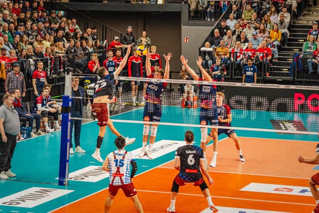 Volleyball Herren Saison 2025 2026 Volleyball Bundesliga Playoff Viertelfinale SVG Lüneburg vs.WWK Volleys Herrsching 28.03.2026 Laurenz Welsch ( 12 WWK Volleys Herrsching) gegen den Block von Santeri Välimaa ( 12 SVG Lüneburg) und Cole Young ( 8 SVG Lüneburg)