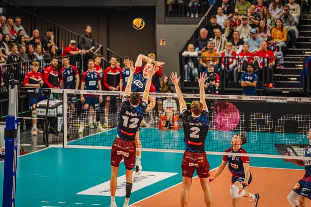 Volleyball Herren Saison 2025 2026 Volleyball Bundesliga Playoff Viertelfinale SVG Lüneburg vs.WWK Volleys Herrsching 28.03.2026 Axel Enlund ( 17 SVG Lüneburg) gegen den Block von Laurenz Welsch ( 12 WWK Volleys Herrsching) und Bastian Korreck ( 2 WWK Volleys Herrsching)