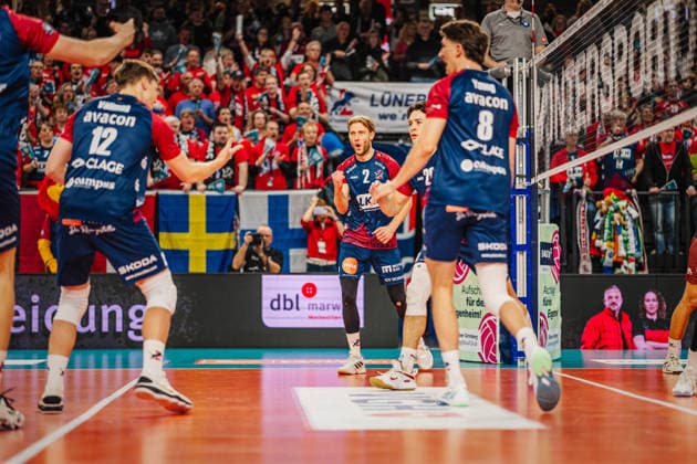 Volleyball Herren Saison 2025 2026 Volleyball Bundesliga Playoff Viertelfinale SVG Lüneburg vs.WWK Volleys Herrsching 28.03.2026 Daniel Gruvaeus ( 2 SVG Lüneburg) jubelt mit dem Team nach erfolgreichem Angriff