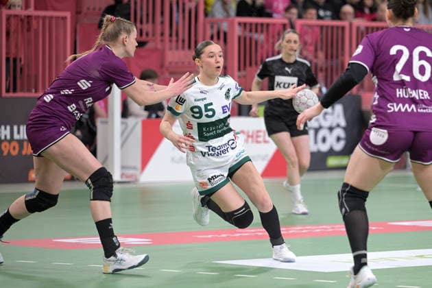 Lara Daeuble (FrischAuf Goeppingen, 95) am mit Ball gegen Naina Klein (TusSies Metzingen, 09) TusSies Metzingen vs. FrischAuf Goeppingen , Handball, Alsco HBF, 21.Ligaspieltag, Saison 2025 2026, 28.03.2026 TusSies Metzingen vs. FrischAuf Goeppingen , Handball, Alsco HBF, 21.Ligaspieltag, Saison 2025 2026, 28.03.2026 Tuebingen Copyright: xEibner-Pressefoto TobiasxBaurx EP_TBR