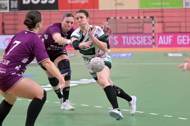 Lea Neubrander (FrischAuf Goeppingen, 81) am mit Ball gegen Gabriela Clausson Bitolo (TusSies Metzingen, 22) TusSies Metzingen vs. FrischAuf Goeppingen , Handball, Alsco HBF, 21.Ligaspieltag, Saison 2025 2026, 28.03.2026 TusSies Metzingen vs. FrischAuf Goeppingen , Handball, Alsco HBF, 21.Ligaspieltag, Saison 2025 2026, 28.03.2026 Tuebingen Copyright: xEibner-Pressefoto TobiasxBaurx EP_TBR