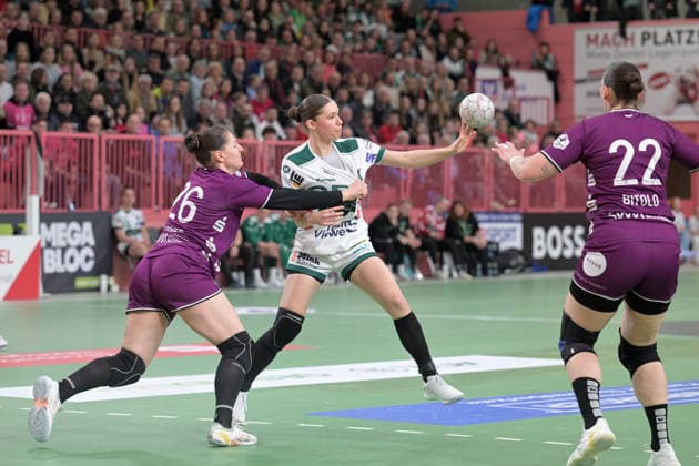 Lara Daeuble (FrischAuf Goeppingen, 95) am mit Ball gegen Svenja Huebner (TusSies Metzingen, 26) und Gabriela Clausson Bitolo (TusSies Metzingen, 22) TusSies Metzingen vs. FrischAuf Goeppingen , Handball, Alsco HBF, 21.Ligaspieltag, Saison 2025 2026, 28.03.2026 TusSies Metzingen vs. FrischAuf Goeppingen , Handball, Alsco HBF, 21.Ligaspieltag, Saison 2025 2026, 28.03.2026 Tuebingen Copyright: xEibner-Pressefoto TobiasxBaurx EP_TBR