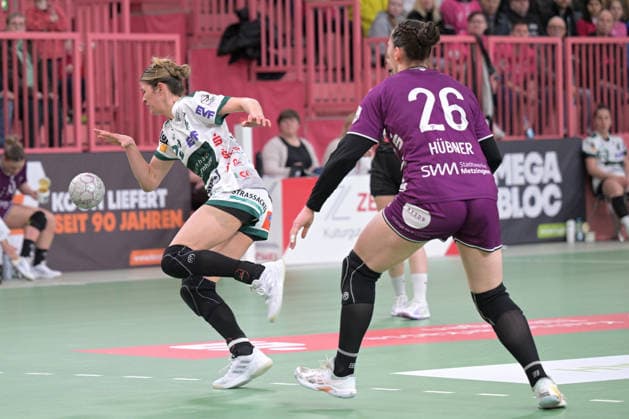 Sina Ehmann (FrischAuf Goeppingen, 22) am mit Ball gegen Svenja Huebner (TusSies Metzingen, 26) TusSies Metzingen vs. FrischAuf Goeppingen , Handball, Alsco HBF, 21.Ligaspieltag, Saison 2025 2026, 28.03.2026 TusSies Metzingen vs. FrischAuf Goeppingen , Handball, Alsco HBF, 21.Ligaspieltag, Saison 2025 2026, 28.03.2026 Tuebingen Copyright: xEibner-Pressefoto TobiasxBaurx EP_TBR