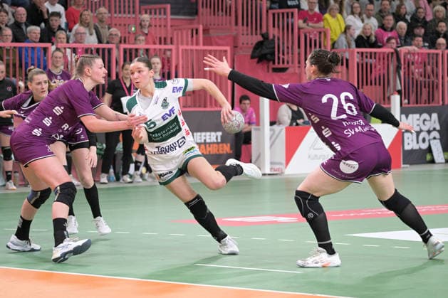 Lara Daeuble (FrischAuf Goeppingen, 95) am mit Ball gegen Naina Klein (TusSies Metzingen, 09) und Svenja Huebner (TusSies Metzingen, 26) TusSies Metzingen vs. FrischAuf Goeppingen , Handball, Alsco HBF, 21.Ligaspieltag, Saison 2025 2026, 28.03.2026 TusSies Metzingen vs. FrischAuf Goeppingen , Handball, Alsco HBF, 21.Ligaspieltag, Saison 2025 2026, 28.03.2026 Tuebingen Copyright: xEibner-Pressefoto TobiasxBaurx EP_TBR