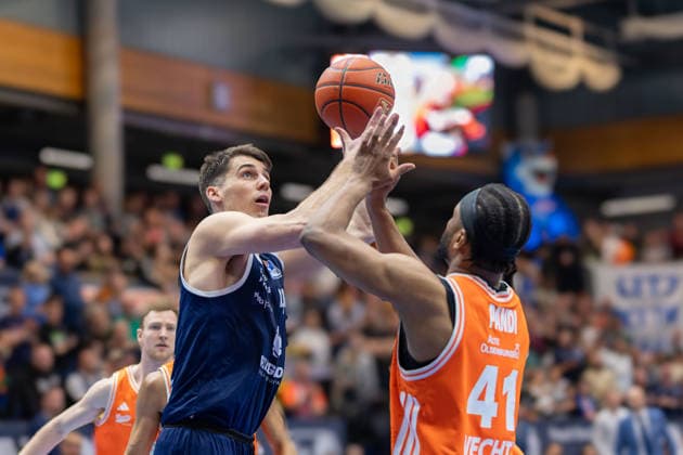 Jure Planinic (MBC, 44), Lloyd Pandi (Vechta, 41), Syntainics MBC vs. Rasta Vechta, Basketball, 1. Bundesliga, Maenner, 26. Spieltag, Saison 2025 26, 28.03.2026. Weißenfels Stadthalle Sachsen-Anhalt Deutschland