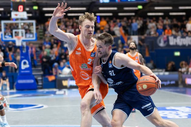 Lars Thiemann (Vechta, 21), Spencer Reaves (MBC, 31). Syntainics MBC vs. Rasta Vechta, Basketball, 1. Bundesliga, Maenner, 26. Spieltag, Saison 2025 26, 28.03.2026. Weißenfels Stadthalle Sachsen-Anhalt Deutschland