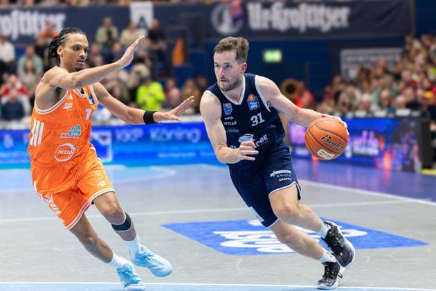 Alonzo Verge Jr. (Vechta, 11), Spencer Reaves (MBC, 31), Syntainics MBC vs. Rasta Vechta, Basketball, 1. Bundesliga, Maenner, 26. Spieltag, Saison 2025 26, 28.03.2026. Weißenfels Stadthalle Sachsen-Anhalt Deutschland