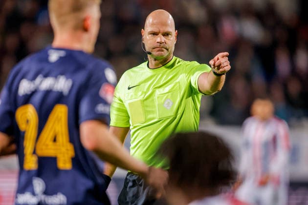 2026-03-28 Willem II v De Graafschap - Dutch Keuken Kampioen Divisie TILBURG, NETHERLANDS - MARCH 28: Referee Rob Dieperink looks on during the Dutch Keuken Kampioen Divisie match between Willem II and De Graafschap at Koning Willem II Stadion on March 28, 2026 in Tilburg, Netherlands. Tilburg Koning Willem II Stadion Netherlands Content not available for redistribution in The Netherlands directly or indirectly through any third parties. Copyright: xBroerxvanxdenxBoomx