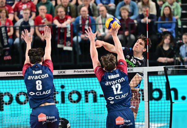 GER; 1.VBL, Play Off Viertelfinale, SVG Lueneburg vs WWK Volleys Herrsching 28.03.2026, GER; 1. VBL, PLay Off Viertelfinale, SVG Lueneburg vs WWK Volleys Herrsching, im Bild Niklas Uhl (Herrsching 13) versucht sich gegen Cole Matthew Young (SVG 8) und Santeri Välimaa Santeri Vaelimaa (SVG 12) durchzusetzen