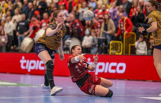 GER, Bensheim, HSG Bensheim Auerbach Flames vs Buxtehuder SV, Alsco Handball Bundesliga Frauen, Handball, DHB, Spielzeit 2025 2026, Weststadthalle Bensheim, 21. Spieltag im Bild v.l.: Jolina Huhnstock (Buxtehuder SV Frauen 45), Mareike Thomaier (HSG Bensheim Auerbach Flames Frauen 2) DFB DFL REGULATIONS PROHIBIT ANY USE OF PHOTOGRAPHS AS IMAGE SEQUENCES AND OR QUASI-VIDEO, 28.03.2026 Copyright: HMBxMedia HendrikxHamelau