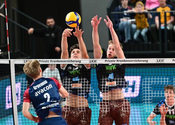 GER; 1.VBL, Play Off Viertelfinale, SVG Lueneburg vs WWK Volleys Herrsching 28.03.2026, GER; 1. VBL, PLay Off Viertelfinale, SVG Lueneburg vs WWK Volleys Herrsching, im Bild Daniel Gruvaeus Daniel Gruvaeus (SVG 2) versucht sich gegen Niklas Uhl (Herrsching 13) und Bastian Korreck (Herrsching 02) durchzusetzen