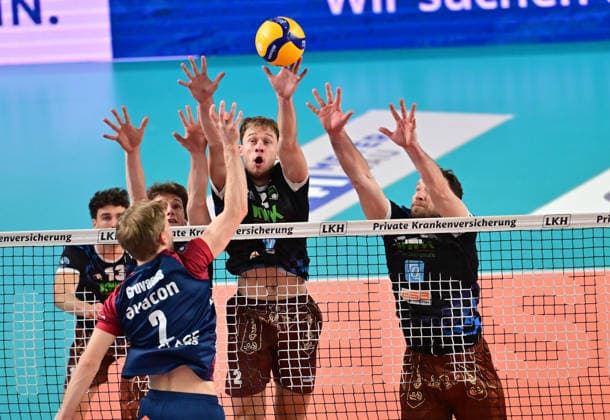 GER; 1.VBL, Play Off Viertelfinale, SVG Lueneburg vs WWK Volleys Herrsching 28.03.2026, GER; 1. VBL, PLay Off Viertelfinale, SVG Lueneburg vs WWK Volleys Herrsching, im Bild Daniel Gruvaeus Daniel Gruvaeus (SVG 2) versucht sich gegen Tobias Hosch (Herrsching 11) , Bastian Korreck (Herrsching 02) und Denis Kaliberda (Herrsching 06) durchzusetzen