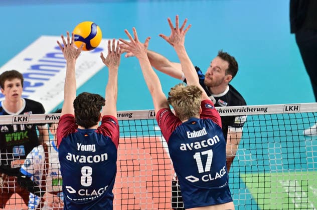 GER; 1.VBL, Play Off Viertelfinale, SVG Lueneburg vs WWK Volleys Herrsching 28.03.2026, GER; 1. VBL, PLay Off Viertelfinale, SVG Lueneburg vs WWK Volleys Herrsching, im Bild Denis Kaliberda (Herrsching 06) versucht sich gegen Cole Matthew Young (SVG 8) und Axel Valentin Enlund (SVG 17) durchzusetzen