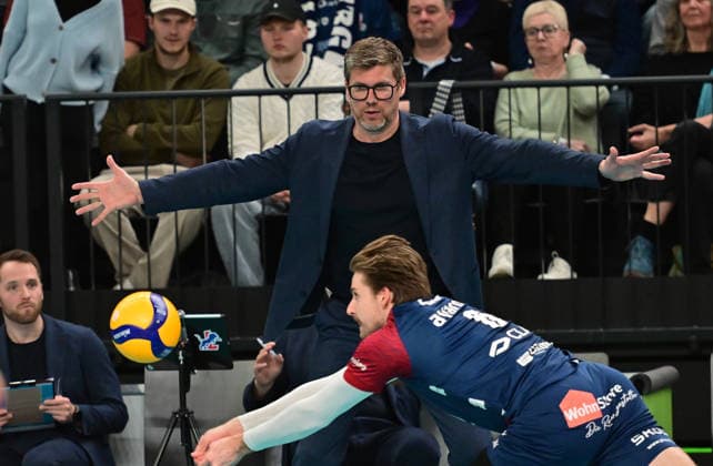 GER; 1.VBL, Play Off Viertelfinale, SVG Lueneburg vs WWK Volleys Herrsching 28.03.2026, GER; 1. VBL, PLay Off Viertelfinale, SVG Lueneburg vs WWK Volleys Herrsching, im Bild Stefan Hübner Stefan Huebner (Coach Lueneburg) breitet seine Arme ueber Jackson Clifford Howe (SVG 6) aus