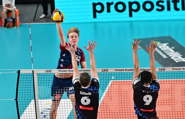 GER; 1.VBL, Play Off Viertelfinale, SVG Lueneburg vs WWK Volleys Herrsching 28.03.2026, GER; 1. VBL, PLay Off Viertelfinale, SVG Lueneburg vs WWK Volleys Herrsching, im Bild Axel Valentin Enlund (SVG 17) versucht sich gegen Denis Kaliberda (Herrsching 06) und Gustavo Oscar Bryan Avila (Herrsching 09) durchzusetzen