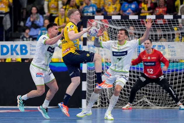 v.li.: Josip Simic (HSG, 10), Haukur Thrastarson (RNL, 25), Jona Schoch (HSG, 22), Zweikampf, Spielszene, Duell, duel, tackle, tackling, Dynamik, Action, Aktion, 28.03.2026, Mannheim (Deutschland), Handball, Bundesliga, Rhein-Neckar Löwen - HSG Wetzlar