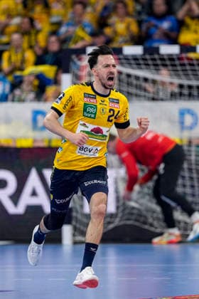 Torschütze Patrick Groetzki (RNL, 24), Spieler der Rhein-Neckar-Löwen, jubelt über ein Tor, Jubel, jubeln, Torjubel, Torerfolg, celebrate the goal, goal, celebration, jubelt ueber das Tor, Freuen, Freude, freut sich, optimistisch, positiv, Spielszene, Highlight, Freisteller, Ganzkörper, Einzelbild, Einzelfoto, Aktion, Action, 28.03.2026, Mannheim (Deutschland), Handball, Bundesliga, Rhein-Neckar Löwen - HSG Wetzlar