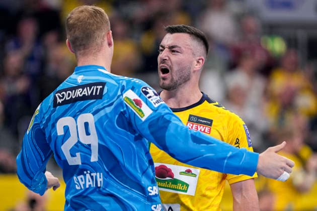 v.li.: David Späth (Torwart, RNL, 29), Torschütze Jannik Kohlbacher (RNL, 80), Spieler der Rhein-Neckar-Löwen, jubeln über ein Tor, Jubel, Torjubel, Torerfolg, celebrate the goal, goal, celebration, jubelt ueber das Tor, Freuen, Freude, freut sich, optimistisch, positiv, Spielszene, Highlight, Action, Aktion, 28.03.2026, Mannheim (Deutschland), Handball, Bundesliga, Rhein-Neckar Löwen - HSG Wetzlar