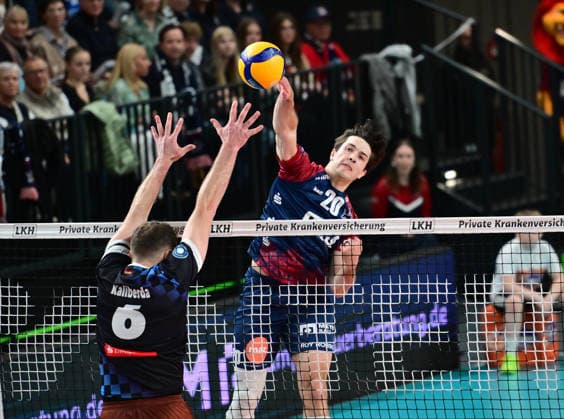 GER; 1.VBL, Play Off Viertelfinale, SVG Lueneburg vs WWK Volleys Herrsching 28.03.2026, GER; 1. VBL, PLay Off Viertelfinale, SVG Lueneburg vs WWK Volleys Herrsching, im Bild Ethan Champlin (SVG 20) versucht sich gegen Denis Kaliberda (Herrsching 06) durchzusetzen