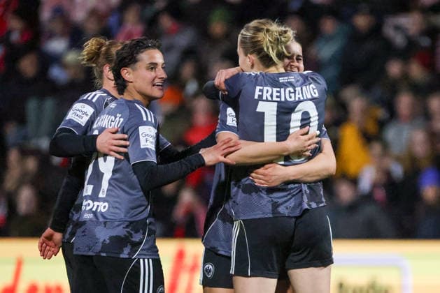 Köln, Deutschland: 28. März 2026 - 1. Frauen Bundesliga - 22. Spieltag - 1. FC Köln Frauen vs. Eintracht Frankfurt Frauen Im Bild: v.li. die Dritte Torschützin Laura Freigang (SGE) macht das Tor zum 1:1 für Frankfurt und jubelt mit Lisanne Gräwe Graewe (SGE), Dilara Acikgöz Acikgoez (SGE) und Noemi Ivelj (SGE) Copyright: HMBxMedia MadeleinexFantini