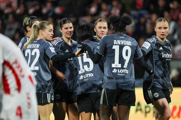 Köln, Deutschland: 28. März 2026 - 1. Frauen Bundesliga - 22. Spieltag - 1. FC Köln Frauen vs. Eintracht Frankfurt Frauen Im Bild: Torschützin Laura Freigang (SGE), von rechts die Dritte im Bild, macht das Tor zum 1:1 für Frankfurt und jubelt mit ihren Mannschaftskolleginnen Copyright: HMBxMedia MadeleinexFantini