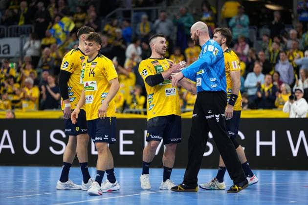 Szene mit Jannik Kohlbacher (80; Rhein Neckar Löwen), Gino Steenaerts (14; Rhein Neckar Löwen) und Steven Plucnar Jacobsen (9; Rhein Neckar Löwen) Handball DAIKIN HBL Rhein-Neckar-Löwen vs HSG Wetzlar