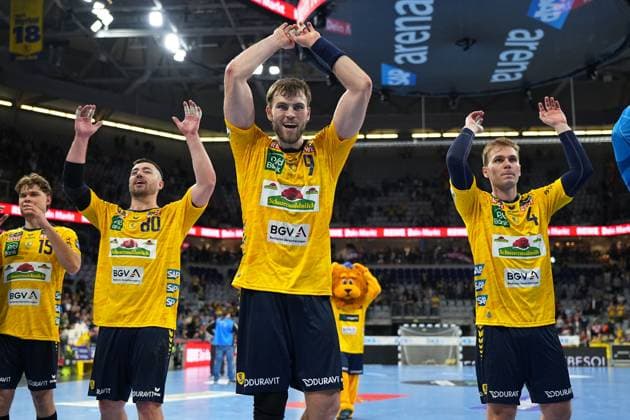 Szene mit Steven Plucnar Jacobsen (9; Rhein Neckar Löwen), Jannik Kohlbacher (80; Rhein Neckar Löwen), David More (15; Rhein Neckar Löwen) und Mathias Larson (4; Rhein Neckar Löwen) Handball DAIKIN HBL Rhein-Neckar-Löwen vs HSG Wetzlar