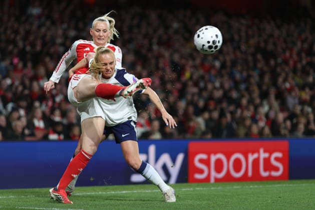 Womens Super League - Arsenal v Tottenham 28 March 2026 London - Women s Super League football - Arsenal v Tottenham Hotspur - Stina Blackstenius of Arsenal gets to the ball before Molly Elizabeth Ann Bartrip of Tottenham Hotspur - (Photo by Mark Leech). London UK Copyright: xMarkxLeechxOffside