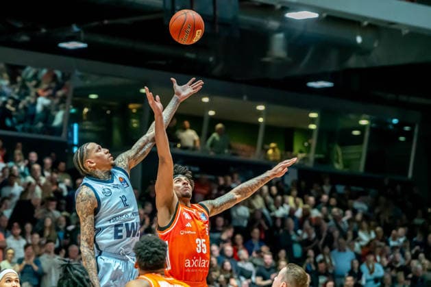 Chemnitz, Deutschland 28. März 2026: 1.BBL 2025 2026 Niners Chemnitz gegen EWE Baskets Oldenburg Im Bild: Michale Kyser (EWE) und Roman Bedime (99) v.li. beim Anwurf Copyright: xFotostandx xNachtigallx
