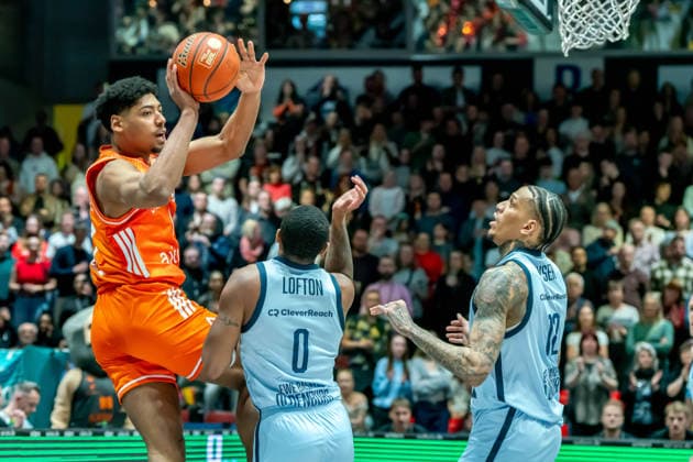 Chemnitz, Deutschland 28. März 2026: 1.BBL 2025 2026 Niners Chemnitz gegen EWE Baskets Oldenburg Im Bild: v. li. im Zweikampf Kostja Mushidi (99) und Kyle Lofton (EWE) Copyright: xFotostandx xNachtigallx