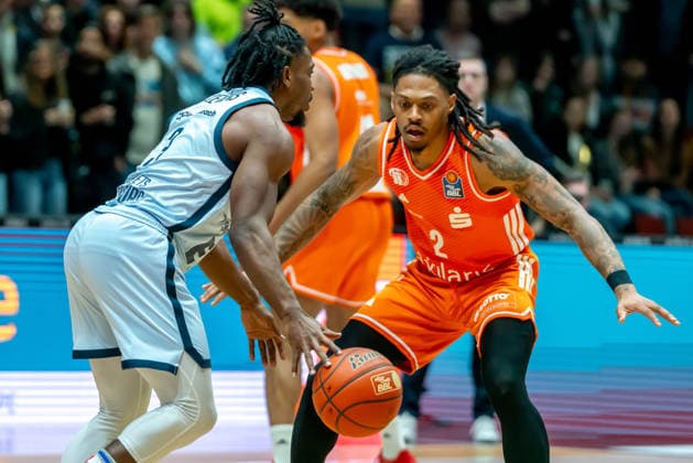 Chemnitz, Deutschland 28. März 2026: 1.BBL 2025 2026 Niners Chemnitz gegen EWE Baskets Oldenburg Im Bild: v. li. im Zweikampf Christopher Clemons (EWE) und Nike Sibande (99) Copyright: xFotostandx xNachtigallx