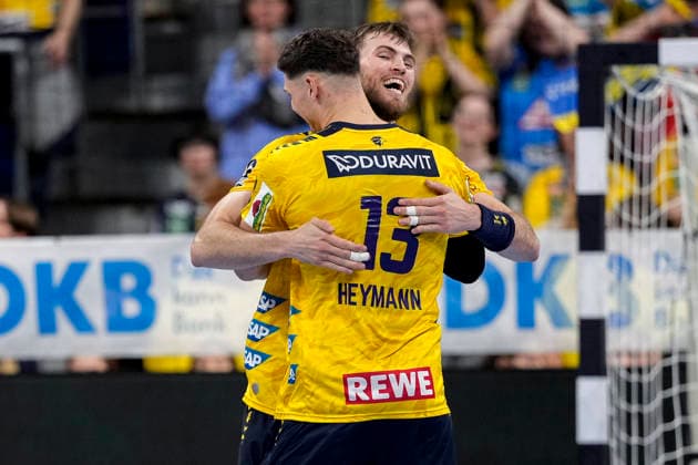 v.li.: Steven Plucnar Jacobsen (RNL, 9), Sebastian Heymann (RNL, 13), Spieler der Rhein-Neckar-Löwen, Jubel nach dem Schlusspfiff, Freude über den Sieg, Sieger, Gewinner, jubelt, jubeln, fröhlich, positiv, freut sich, freuen, optimistisch, Highlight, Action, Aktion, 28.03.2026, Mannheim (Deutschland), Handball, Bundesliga, Rhein-Neckar Löwen - HSG Wetzlar