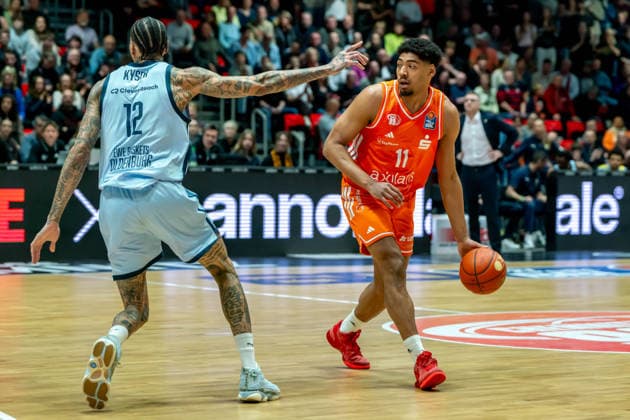 Chemnitz, Deutschland 28. März 2026: 1.BBL 2025 2026 Niners Chemnitz gegen EWE Baskets Oldenburg Im Bild: v. li. im Zweikampf Michale Kyser (EWE) und Kostja Mushidi (99) Copyright: xFotostandx xNachtigallx